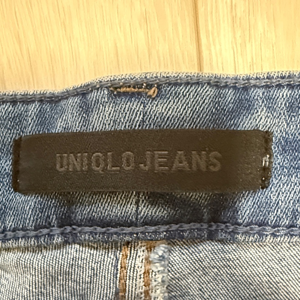 3/$10 Uniqlo Women's Blue Skinny Jeans with Frayed Hem - Picture 2 of 7
